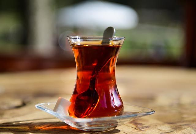 Pekin Üniversitesi Epidemiyoloji ve Biyoistatistik Departmanından araştırmanın yazarı Prof. Jun Lv, sigara içmeyen veya alkol almayan kişilerde sıcak çayın yemek borusu kanseri riskini artırmadığını tespit ettiklerini ancak tütün veya alkol kullanan kişilerde kanser riskinin arttığını gözlemlediklerini söyledi.