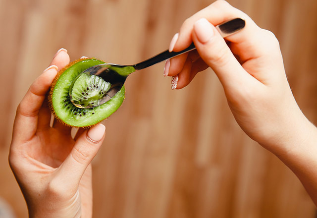 Doç. Dr. Uğur, C vitamini deposu olan kivinin düzenli tüketilmesi halinde özellikle kış aylarında görülen solunumla ilgili şikayetlerin azaldığı yönünde bilimsel veriler bulunduğunu söyledi. Kivinin insan sağlığı açısından önemine de değinen Doç. Dr. Uğur, bu meyvenin özellikle astım, nefes darlığı ve solunum sorunlarına karşı iyileştirici etkisi bulunduğuna dikkat çekti. Yrd. Doç. Dr. Uğur, şunları söyledi: