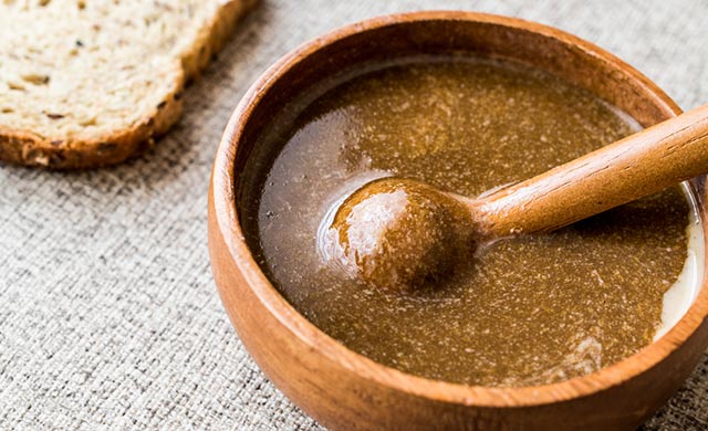 Ortalama 29 kalori olan bir yemek kaşığı (10 gram) pekmez yaklaşık 1 mg demir ve 40 mg kalsiyum içermektedir. Pekmezin 100 gramı, yaklaşık 293 kalorilik enerji sağlamaktadır. Pekmez, vücutta kolayca emilebilen demir içeriği nedeniyle kan yapımını artıran, kansızlığa iyi gelen bir besin kaynağıdır. Süt ve süt ürünlerinden sonra, kalsiyum içeriği açısından en iyi kaynaklardan olan pekmez, kemik gelişimi ve sağlığı için çok önemlidir. Pekmez, içindeki zengin potasyum sayesinde kan basıncının düzenlenmesinde de oldukça etkilidir.