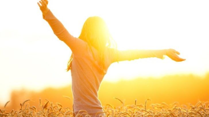 D vitamini: Kemik sağlığı için en önemli vitaminlerin başında D vitamini geliyor. Özellikle besin ile alınan kalsiyumun emilmesindeki katkısı büyük olan D vitamininin kemiğin büyümesinde ve yapım-yıkım dengesinde de önemli rolü var. D vitamini eksikliği olanlarda kemikte kolaylıkla kırılma, eğilme ve bükülmeler olabiliyor. D vitamini kaynakları: En iyi D vitamini elde etme yolu gün ışığında güneş ışınlarından faydalanmak. Balık ve balık yağı da D vitamini açısından zengin. Doğal besin kaynaklarında çok yaygın olarak bulunmaması nedeniyle D vitamininin ek olarak alınması gerekebilir. Çocukluktan başlayıp ileri yaşlara göre değişmekle birlikte hekim önerisiyle günlük 600 ile 4000 IU arasında D vitamini alınması faydalı.