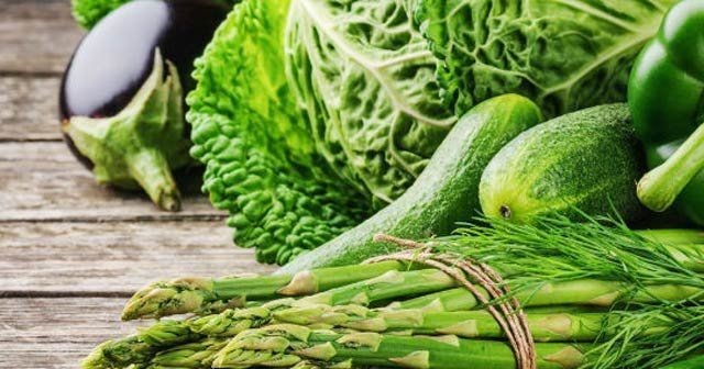 K vitamini: K vitamininin kemik oluşmasında etkili bir görevi var. Son yıllarda yapılan çalışmalar, K vitamini eksikliği bulunan kişilerin kemiklerinde kırık oluşma riskinin daha fazla olduğunu ortaya koyuyor. Özellikle menopoz sonrasındaki kadınların kemik sağlığının korunmasında K-2 vitaminin koruyucu etkisi var. K vitamini kaynakları: Yeşil yapraklı taze sebzeler, süt ürünleri, maydanoz, yeşil çay, kivi ve kuru erik K vitamini açısından oldukça zengin. Ancak herhangi hastalığı nedeni ile kan sulandırıcı kullanmakta olanların doktorlarına danışarak K vitamini desteğine ihtiyacı olup olmadığına karar verilmeli.