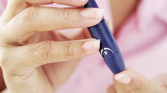 Hipoglisemi: Kan şekeri düzeyinin 50 mg/dl veya altına düşmesi “hipoglisemi” olarak adlandırılıyor. Ülkemizde 20 yaş üzerindeki her 10 kişiden birinde görülen hipogliseminin hızla tedavi edilmesi gereken bir sorun. Aksi halde bayılma, kalıcı veya geçici beyin fonksiyon değişiklikleri gibi hasarlar bırakabiliyor. Ayrıca sık tekrarlayan hipoglisemi atakları, hatalı beslenme ve kilo alımı diyabetin oluşma riskini yükseltiyor. Önlem alınmazsa hastaların üçte birinde 10-15 yıl sonra diyabet gelişebiliyor.