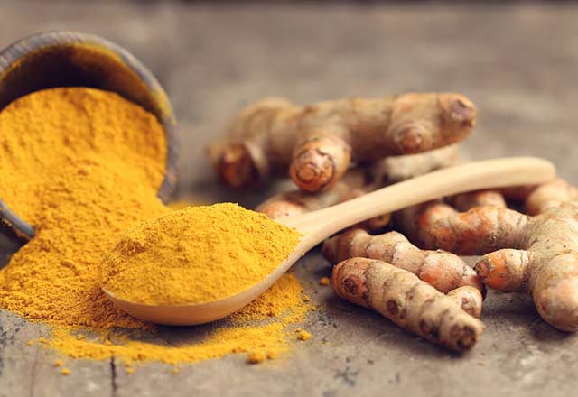 Zerdeçal osteoporoza karşı koruyor Zencefil ailesinden olan ve Hindistan safranı olarak da bilinen zerdeçalın kullanım alanları da safranla benzerlik gösterir. Antienflamatuvar, antioksidan, antitümör özellikleri olan zerdeçal Alzheimer gibi hastalıklarda kullanılır. Kolon, prostat, pankreas, meme kanserlerinde tedaviye ek olarak kullanılabilir, ancak öncesinde hekime danışmak önemlidir. Artrit, pankreatit, enflamatuvar bağırsak hastalıklarında ağrıyı azaltıcıdır.