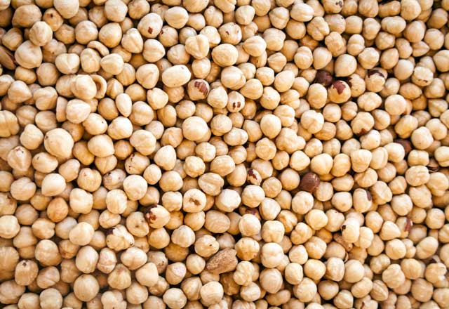 Ben, doğal beslenmek ve her zaman beslenmemizi doğal mineraller ile zenginleştirmekten yanayım. Doğanın ve doğalın iyileştirici gücü çok büyüktür. Magnezyumu temin etmenin en iyi yolu da, beslenmemizde magnezyumdan zengin gıdalara yer vermektir. Kavrulmamış badem, çiğ kabak çekirdeği, çiğ fındık, ceviz, avokado, hurma, incir, muz, başta ıspanak olmak üzere diğer yeşil yapraklı sebzeler, magnezyum içeriği en yüksek olan gıdalardır. Ancak, beslenmemiz konusunda hassasiyet göstermemize rağmen, bazı durumlarda magnezyum seviyelerimiz istenilen değerlerde olmayabiliyor. Böyle bir durumla karşı karşıya kaldığımızda en doğru yöntem, bir sağlık uzmanından destek almaktır” dedi.