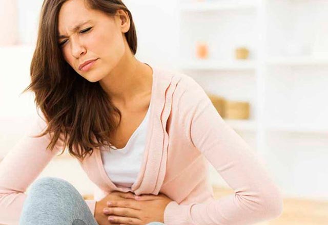 Magnezyum kortizol seviyesini dengeler Kortizolün sürekli yüksek seyretmesi; gastrit, reflü, huzursuz bağırsak gibi sindirim sistemi problemlerini, kronik yorgunluk ve kronik iltihaplanma süreçlerini de tetikler. Kısacası, vücudumuzun savunma sistemini hasara uğratarak, daha sık hastalanmamıza neden olur. Magnezyum, kortizol seviyesinin dengeli aralıklarda olmasına yardım ederek, bizi hem strese karşı, hem de diğer hastalıklara karşı korur.