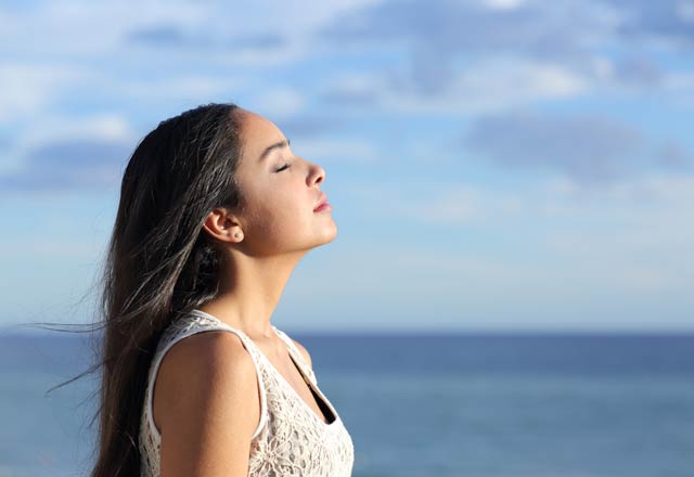 Depresyon tedavisinde etkili Depresyon belirtilerinin ve kaygı bozukluğunun tedavisinde, magnezyum mineralinin olumlu etkisi bilimsel araştırmalarla ortaya koyulmuştur. Stres, hormonal sisteme etki ederek bedenimize zarar verir. Bu yolla ortaya çıkan psikolojik rahatsızlıklardan ikisi de, depresyon ve kaygı (anksiyete) bozukluğudur. Kaygı bozukluğundan muzdarip olan kişilerin yaklaşık %90’ı, depresyon belirtilerine de sahiptir. Magnezyum ise; sinirler arası iletişim maddelerini dengeleyerek (örneğin GABA), kan şekerinin ideal aralıklarda seyretmesine destek olarak ve enerji üretimini destekleyerek psikolojik belirtilerin tedavisine yardımcı olur.
