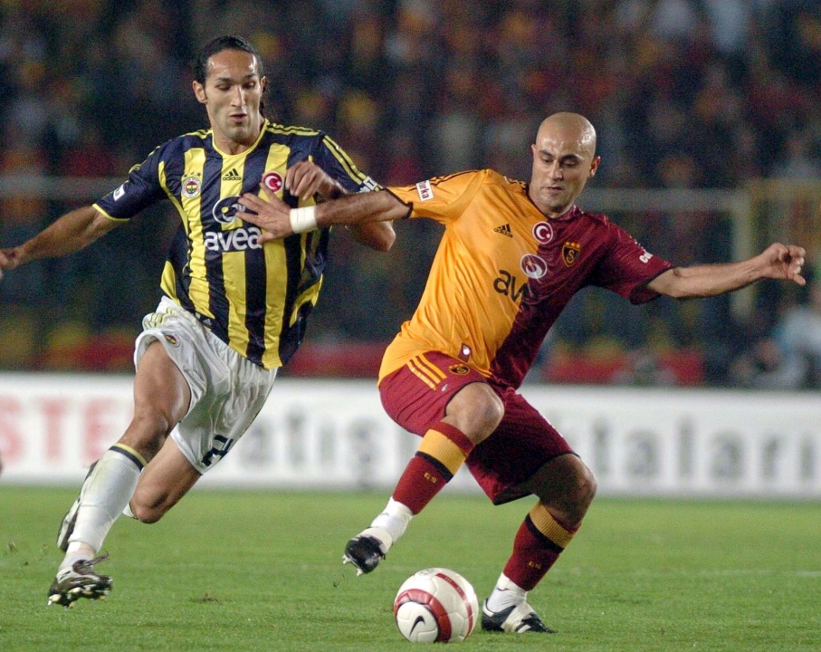 Hasan Şaş (Galatasaray) Ben Fenerbahçe maçlarına çok farklı hazırlanırdım. Stresten uyku uyuyamaz, koridorda gezerken kapıların altına bakardım. Ayakta olan biri varsa, gideyim yanına diye. Fenerbahçe Stadı`nda büyü mü var bilmiyorum ben anlamadım. Bir gün çok iyi oynuyoruz. Fenerbahçe`yi 30 dakika sahasına hapsettik. Kezman topu aldı vurdu auta giden top Ergün Abi`nin kalçasına çarptı gol oldu. F.Bahçe`yi yenmek için her şeyi yaptık. Mondragon bir sürü mum yaktı yine olmadı. Bülent Tulun`a `Abi bu soyunma odasını yakacak yine yeniliyoruz` dedim.