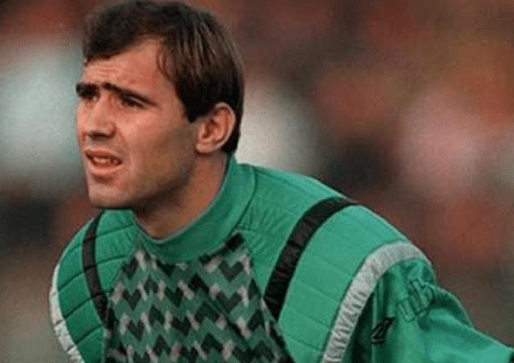 Hayrettin Demirbaş (Galatasaray) 22 Nisan 1992’deki maçta Fenerbahçe bizden daha iyiydi. Bizde değişim yaşanıyordu. Maç başladı, klasik ya 10 kişi ya 9 kişi kalırdık o zamanlar. Rıdvan o gün döktürüyordu. Maç 4-2 oldu. Araya bir top attılar. İsmail ayağını uzattı, Rıdvan düştü. Yaklaştım ’Rıdvan 4-2 öndesiniz. Ne oldu yedirdin hakeme, madalya mı takacaklar?’ dedim. Rıdvan bir şeyler söyledi, ağırıma gitti. Ben de ona hareket yaptım. O ara Tanju geldi, Rıdvan’ı korumak için bir şeyler söyledi. Sinirlendim ona da yüklendim. Hakem geldi ’Hocam beni at, kurtar kendini. Yapmamam gereken şeyler yaptım’ dedim. O da bana ‘Onlar seni kızdırmasa, yapmazsın sen’ dedi. Hoca sarı kart çıkarttı, ama keşke onlar yaşanmasaydı.