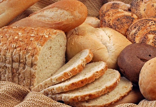 Her öğünde bir dilim ekmek Şekerli besinler hem aşırı kalori değerlerine sahip hem de insülin direncini artırarak şişmanlamaya neden olup kan yağlarının kontrolünü güçleştiriyor. Ekmeğin bir dilimi 70-100 kaloridir ve ülkemizde ekmek tüketim oranı oldukça yüksek. Her öğünde ince bir dilim ekmek yemek yeterli” diye konuştu.