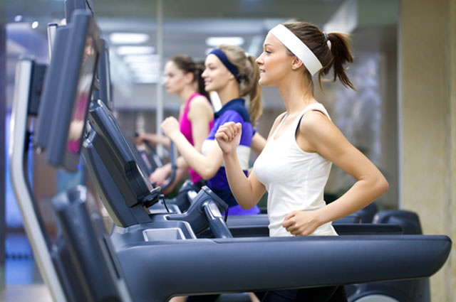 Spor yapmaya başlayın Diyet yapmadan kilo vermenin en etkili yolu düzenli bir egzersiz rutine sahip olmaktır. Bu sağlıklı alışkanlık metabolik fonksiyonların işlevini artırarak dengeli beslenmenin pozitif etkilerini tamamlar. Aynı zamanda, kaygılarınızı azaltır ve genel sağlığınızı iyileştirir.