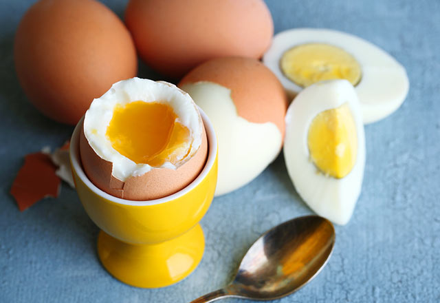 Daha fazla protein tüketin Bütün sağlıklı beslenme planlarında, kilo vermek için, yüksek biyolojik değere sahip protein tüketiminin artırılması hedeflenir. Bu makro besin maddesi metabolik işlevlere müdahale eder, kas kütlesini arttırmaya yardımcı olur ve bazı hormonların aktivitesini düzenler.