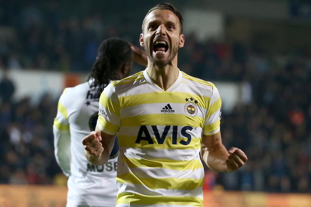 Fenerbahçe`de yaprak dökümü Fenerbahçe adeta kadroyu yeniden kuracak. Soldado, Valbuena, Neustadter, Tolga Ciğerci, İsmail Köybaşı, Şener Özbayraklı, Volkan Demirel, Martin Skrtel ve Erten Ersu sözleşmeleri uzatılmaması halinde yeni sezonda sarı lacivertli formayı giymeyecek.