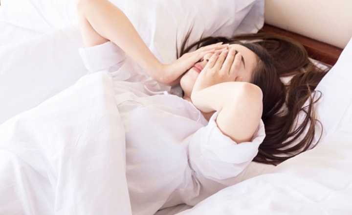 4. YETERSİZ UYKU Kaliteli uyku sağlığımız açısından oldukça önemlidir. Kalitesiz ve az uyku kalp hastalıkları, diyabet ve depresyon görülme riskini arttırmaktadır. Bunların yanında metabolizma hızımızı da yavaşlatmaktadır. Bu nedenle en az 7 saat kaliteli gece uykusu hem sağlığımız hem de metabolizmamız için oldukça önemlidir.