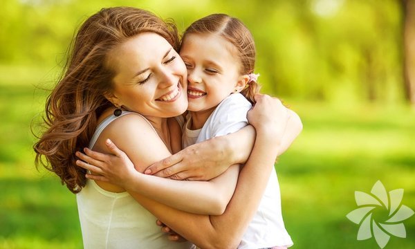 1. Çocuğunuza her gün 12 kez sarılın Çocuğunuza sabah uyandığınızda, hoşça kal derken, tekrar bir araya geldiğinizde, akşam yatarken sarılın. Ergenlikteki çocuğunuz kapıdan içeri adım attığında ilk iş olarak sarılma girişimlerinize olumsuz yanıt veriyorsa eğer, yaşı büyük çocuklar söz konusu olduğunda bağlantı kurabilmek için yavaş ve dikkatli bir şekilde hareket etmek gerektiğini hatırlayın. Soğuk bir içecekle sakinleşmesini sağlayın ve hafif fiziksel temaslarla sohbet etmeye başlayın.