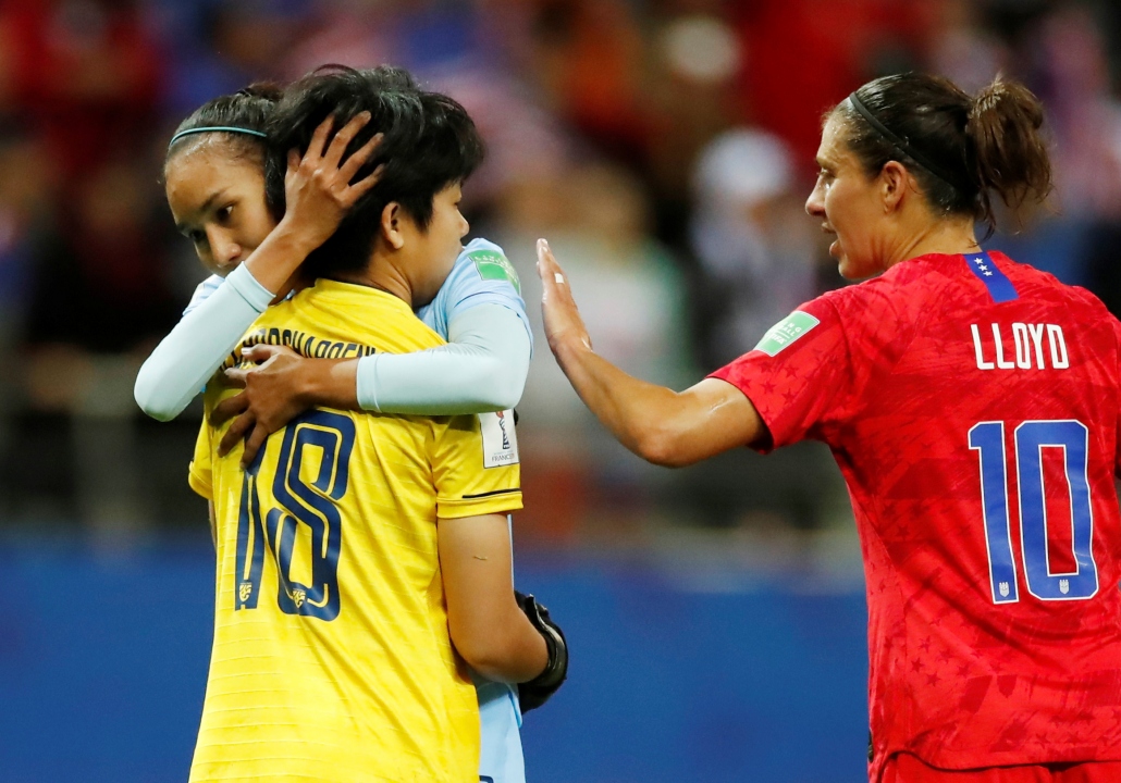 ABD Tayland`ı 13-0 yendi Tayland turnuvanın en güçsüz ülkelerinden biriydi. Tarihinde ilk kez katıldığı Dünya Kupası`nda ABD`ye 13-0 yenildi. Turnuva tarihinin en farklı sonucu ortaya çıktı. Taylandlı futbolcuların maç sonunda gözyaşlarını tutamadı. ABD`li futbolcuların gol sevinçleri de tartışıldı.