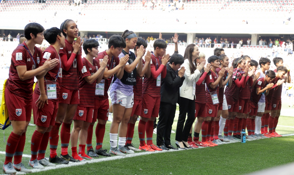 Taylandlı futbolcular bu kez sevinçten ağladı ABD`den 13 gol yiyen Taylandlı futbolcular bu kez attıkları ilk golden sonra ağladı. İsveç`in Tayland`ı 5-1 yendiği maçta Taylandlı futbolcular ilk gollerini attı. Tayland, 3 maçta 1 gol atıp yediği 20 golle kupayı tamamladı.