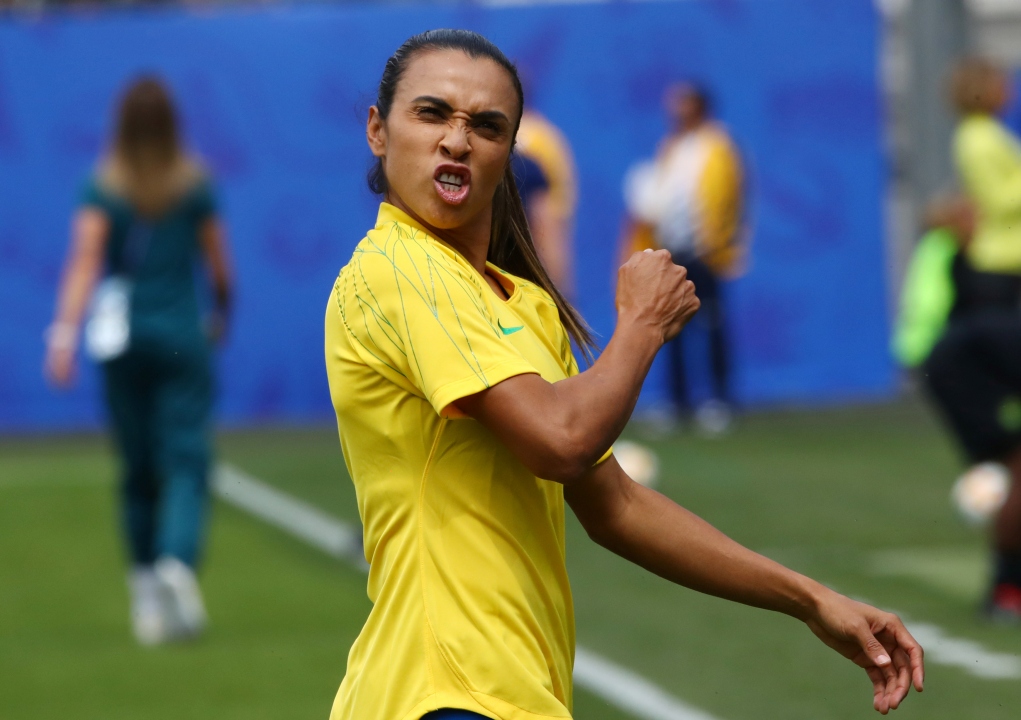 Marta tarihe geçti Dünyanın en iyi futbolcularından biri olan Brezilyalı Marta, katıldığı 5 Dünya Kupası’nda da ağları sarsmayı başaran ilk oyuncu oldu. 33 yaşındaki Martha, Dünya Kupası’ndaki toplam gol sayısını ise 17’ye çıkararak organizasyon tarihindeki en çok gol atan futbolcu rekorunu geliştirdi.