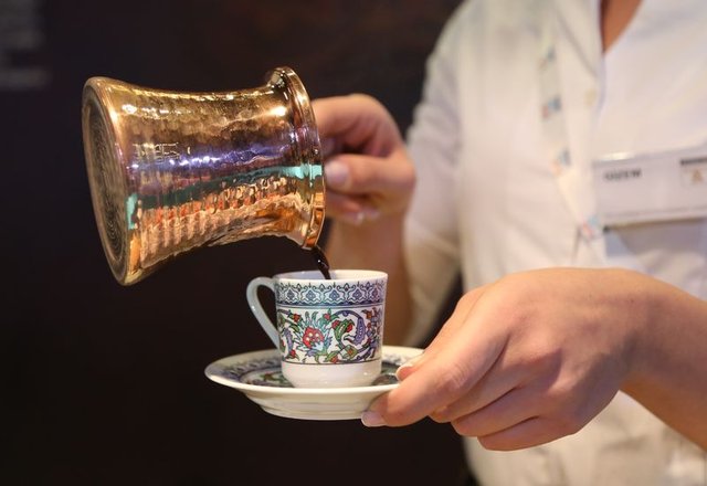 Kahvenin içine Hindistan cevizi yağı eklenebilir mi? Kahve tüketimi günde 2-3 fincanı geçmediğinde sağlığa birçok faydası görülmektedir. Sade kahvenin kalori içeriği oldukça düşüktür fakat ne yazık ki aromalı kahvelerin çeşitlerinin artmasıyla (krema, şurup ilaveli) kalori içerikleri de artmaktadır. Son yıllarda kahvenin içine eklenebilecek sağlıklı alternatifler popüler hale gelmiştir.