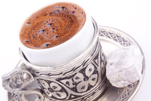 Türk kahvesinin yanında meyve tüketilir mi? Türk kahvesi açlık durumunu bastırdığı için özellikle meyve ile tüketildiğinde ara öğünler için ideal bir seçenektir. Türk kahvesi hem kafein içeriğinden dolayı metabolizmayı hızlandırmakta meyve ise sağlıklı ve dengeli bir ara öğün oluşturmaktadır. Bu ikili ara öğünlerde gereksiz ve fazla kalori alımını önlemekte dolayısıyla kilo vermeye yardımcı olmaktadır.