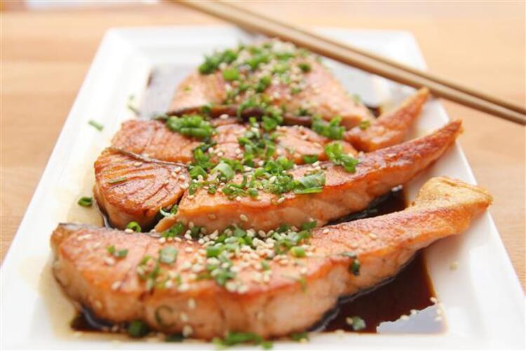YAĞLI BALIKLAR Omega-3 yağ asidi kaynağı yağlı balıklar, hafızayı geliştirmede ve beyin gücünü artırmada en önemli besin öğelerinin belki de başında yer alıyor. Omega-3 yağ asitleri, sinir hücreleri arasındaki elektrik sinyalini teşvik ederek beynin daha iyi ve hızlı şekilde iletişim kurmasını sağlıyor. Ayrıca zihinsel konsantrasyonu ve hafızayı iyileştirmeye yardımcı oluyor. Yeterli Omega-3 alımı için tercihen küçük ve yüzey balıklarını mevsiminde haftada 2 veya 3 defa tüketmek ve yüksek ısıda kızartmadan uzak durmak gerekiyor. Gıda ve İlaç Dairesi (FDA) balık tüketiminin yetersiz olduğu durumlarda ise Omega 3 takviyesi alınmasını öneriyor.