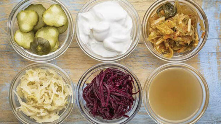 Probiyotik alımınızı artırın Son çalışmalar, vücudun bağırsak mikroorganizmalarının, özellikle gastrointestinal sisteminizdeki bakterilerin merkezi sinir sisteminize sinyaller göndermesi nedeniyle, depresyon ve anksiyete oluşumunda rol oynadığını göstermektedir. Zararlı bakteriler, doğal bağırsak fonksiyonlarını bozabilir ve beyine zararlı kimyasal mesajlar gönderebilir. Öte yandan iyi bakteriler kaygıyı düzenleyebilir ve beyin aktivitesini olumlu yönde etkileyebilir. Bu yüzden yoğurt, kombucha veya kefir gibi fermente edilmiş yiyeceklerden probiyotik alımınızı artırabilirsiniz.