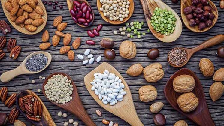 B vitamini alın B vitamini içeren besinler metabolizmanızı düzenler, sinir sisteminizi kontrol eder ve stres tepkilerini etkileyen neredeyse tüm nörotransmiterlerinizi sentezlemeye yardımcı olur. B6 eksikliği sinirlilik, uykusuzluk ve depresyona neden olabilir ve B5 eksikliği yüksek tansiyona yol açarak stresin artmasına neden olabilir. Narenciye, kepekli tahıllar ve sebzeler gibi yiyeceklerden günlük B vitamini tüketimini sağlayabilirsiniz.