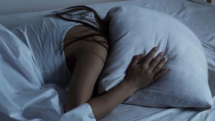 Uykuya dalmakta zorlanabilirsiniz Aşırı egzersiz yapmak aşırı stres hormonlarına neden olabilir. Bu uykuya dalmayı zorlaştırabilir. Ancak vücudunuzun kırılan kasları iyileştirmek ve onları daha güçlü olanlarla değiştirmek için uygun miktarda uykuya ihtiyacı vardır. Bu nedenle aşırı egzersiz yapmak kısır bir döngüye yol açar.