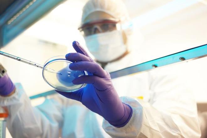 1. Genetik faktörler: Kadınlarda ve erkeklerde nedenleri farklıdır. Erkeklerde görülen tip, genetik olan toplumun %50?sinden daha fazlasında görülen erkeksi tip hormona duyarlı saç dökülmesidir ki bu durum kroniktir. Yaş ilerledikçe kellik gelişir ve sonuçta saç ekimini gerektirebilir. Erken yaşlarda başlanan takviye tedavileri mezoterapiler ve PRP tedavisi dökülme hızını yavaşlatır. Kelliğe gidecek süreyi uzatır. Bu tarz dökülmeler kadınlarda da görülmektedir. Özellikle ailesinde kellik problemi olan bireyler saç dökülmesi riski ile karşı karşıyadır. Günümüzde 16-18 yaş başlangıçları olan erkek tipi saç dökülmeleri, genç kızlarda daha fazla görülmektedir. Bu durumun nedenleri arasında aşırı stres, dengesiz beslenme, uzun süreli aç kalma ve hormonal problemler vardır. Kadın tipinde de erkeklerdeki gibi bir tedavinin yanında hormonal tedavilerin de eklenmesi ile başarı oranları artırılabilmektedir.