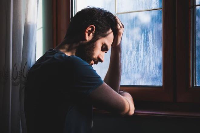 9. Stres ve depresyon: Aşırı stres her hastalığa olduğu kadar saç dökülmesine neden olan diğer bir sebeptir. Depresyon, anksiyete, psikozlar ve de bunların tedavisinde kullanılan ilaçlar saçı etkileyip dökülmesine neden olabilmektedir. Saç günlük yaşamda pek çok faktörden kısa sürede etkilenebilen canlı bir organdır. Kişinin hayatında yolunda gitmeyen bir şeyler olduğunda bu bilgiler ışığında birey önce kendisini tartıp, daha sonra gerekiyorsa bir dermatoloji uzmanından yardım almalıdır. Çünkü bu konuda çevreden gelen yanlış yönlendirmeler ve kulaktan dolma bilgiler, hastaların zaman kaybetmesine neden olabilmektedir. Eğer altta yatan önemli bir neden varsa tanı ve tedavide geç kalınması söz konusu olabilir. Bunun dışında saç dökülmesini önlemek ve dökülen saçların yeniden çıkmasını sağlamak düşüncesi ile bilinçsiz uygulanan maske ve karışımlar saçlara daha çok zarar vererek geri dönüşümü olmayan hasarlara neden olabilir.