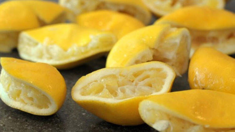 Limon, C vitamini ve diğer antioksidanlarla dolu olduğu için bağışıklık sistemini güçlendirir ve vücudu toksinlerden arındırır. Düzenli olarak tüketildiğinde karaciğer ve safra kesesi sağlığını korur ve sindirim sürecini iyileştirir. Bir bardak ılık limonlu su genel sağlığınız için harikadır.