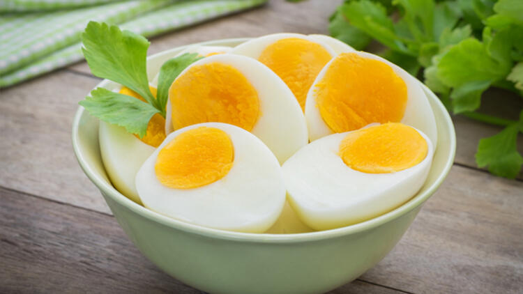 3-Yumurta Yumurta protein kaynağıdır. Ayrıca vitamin B, vitamin E ve demir gibi besin ögeleri içerir. Sağlıklı bir diyet için çocukların da gereksinimleri kadar et, balık, yumurta, baklagiller, fındık gibi protein kaynaklarını almaları çok önemli. Ayrıca küçük çocuklara çiğ yumurta veya az pişmiş yumurta sarısı yedirmek de gerekir.