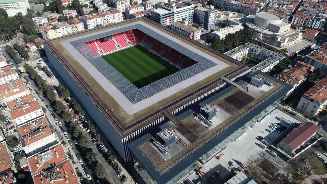 İçerisinde ticari ve sosyal yaşam alanları gibi bölümler de bulunan stadyum, Türkiye’de tek olan bir özelliği ile de dikkat çekiyor. O özellik ise stadın üstünde bulunan 650 metrelik yürüyüş parkuru. Çatıda bulunan bu parkur, eşsiz bir İzmir körfezi manzarasını İzmirlilere sunuyor.
