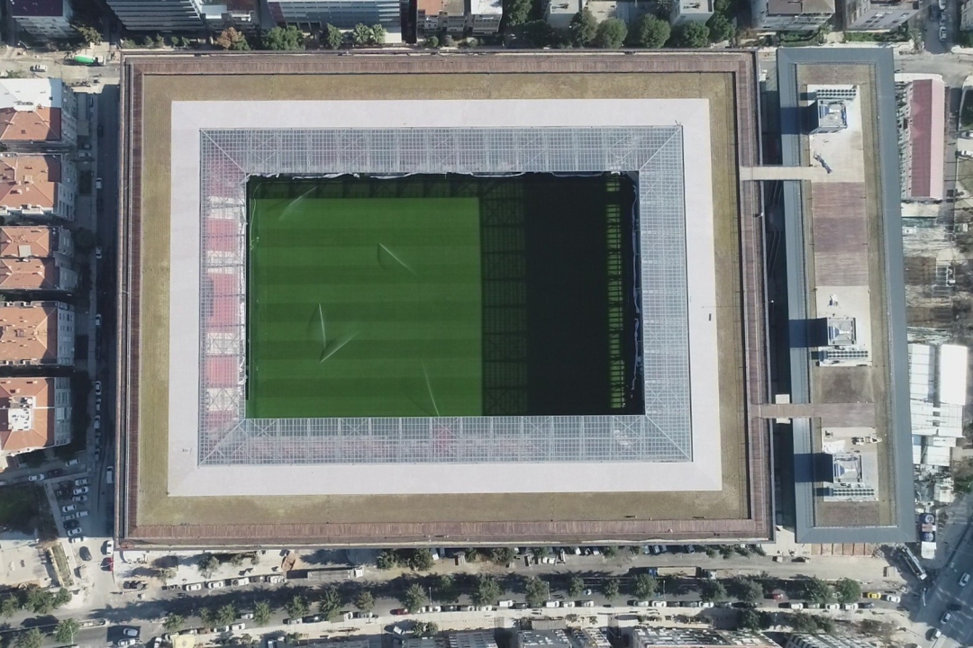 Yürüyüş parkuru, maç günleri haricinde vatandaşların hizmetine açık olacak. Ayrıca, Göztepe Spor Kulübü’nün İzmir Büyükşehir Belediyesi ve Konak Belediyesi yaptığı iş birliği ile stadyumun önünde taraftarların toplanma alanı olarak 13 dönüm büyüklüğünde bir Taraftar Meydanı oluşturulacak.
