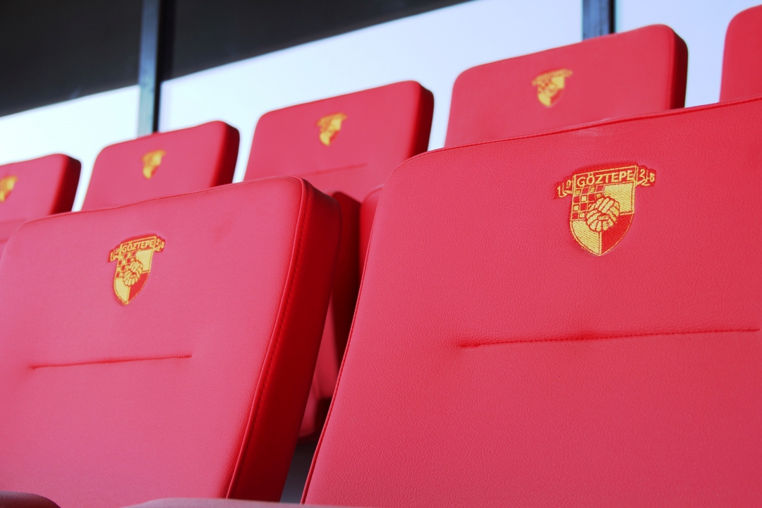 Göztepe’nin gol atması halinde stadyumun çatısında bulunan ışıklandırmalar ‘meksika dalgası’ diye tabir edilen hareket biçimiyle etrafı aydınlatırken adeta görsel bir şölen sunacak. Sahadaki zemin için hibrit çim tercih edilirken, sahanın bakımı için ise suni güneş cihazları kullanılıyor. Bu cihazlar sahadaki çimlerin daha sağlıklı büyümesini sağlarken bakımını da kolaylaştırıyor.