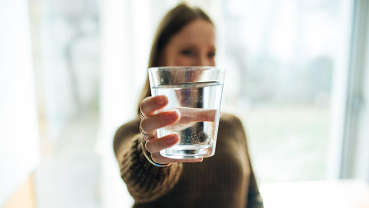 Vücudumuzdaki tüm metabolik olayların devamında, besleyici maddelerin gerekli yerlere ulaştırılmasında ve her gün oluşan atık maddelerin vücuttan uzaklaştırılmasında su, temel bir aracı. Kişinin yağ dokusu miktarına göre su miktarının vücut ağırlığının yüzde 55 ile yüzde 77’i arasında olmasını gerektiğini belirten Nefroloji Uzmanı Dr. Arzu Akgül, sözlerine şöyle devam etti: