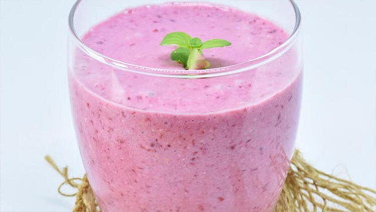 Sağlıklı bir smoothie hazırlayın Marketlerde satılan enerji içecekleri yerine, vücudunuza ve zihninize enerji veren meyveli ve sebzeli bir smoothie yapabilirsiniz. Sizin için hem kahvaltıyla birlikte tüketebileceğiniz hem de öğlene doğru enerjiniz düştüğün de içebileceğiniz bir smoothie tarifi hazırladık.