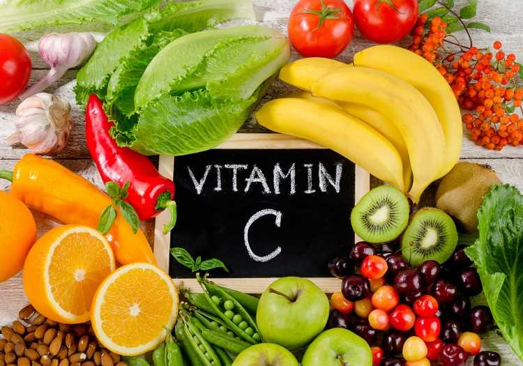 C VİTAMİNİ Kolajen üretimini artıran C vitamini vücudun sağlıklı bir iskelete sahip olması için gerekli vitaminlerdendir. Bağışıklığı güçlendirerek vücudu hastalılara karşı korur. Aynı zamanda cilt ve kemik sağlığında da oldukça etkilidir. Papaya, çilek, kivi ve acı biber C vitamini bakımından zengindir.