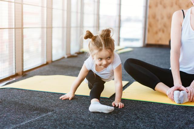 Pilates nedir? Pilates kasları güçlendirmek, esnekliği artırmak maksadıyla 20. yüzyılın başlarında Joseph Hubertus Pilates tarafından geliştirilen bir egzersiz bütünü ve sağlık sistemidir. Bedenin esnek, güçlü ve dayanıklı olmasını sağlarken, bacak, karın, kol ve sırtın da koordinasyon kazanmasını sağlar.