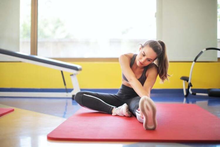 Pilatesin faydaları nelerdir? Yapılan araştırmalar, düzenli pilatesin sürekli nükseden sırt ağrılarına karşı oldukça olumlu etkiler sağladığını ortaya koydu. Queensland Üniversitesi'nde gerçekleştirilen yakın zamanlı bir araştırma, derin karın kaslarında koordinasyon ve gücün arttırılmasıyla, bel omurunun stabilize edilerek korunduğunu söylüyor.
