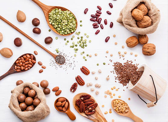 E vitamini E vitamini güçlü bir antioksidandır. Vücut dokusunu serbest radikal hasarlarından korur ve sağlıklı yaşlanmada rol oynar. Bağışıklık sisteminin güçlü kalmasına yardımcı olur. Kırmızı kan hücrelerinin oluşumunda önemlidir ve vücudun K vitamini kullanmasına yardımcı olur. Ayçekirdeği, badem ve buğday tohumu yağı E vitamini içeren besinlerdir.