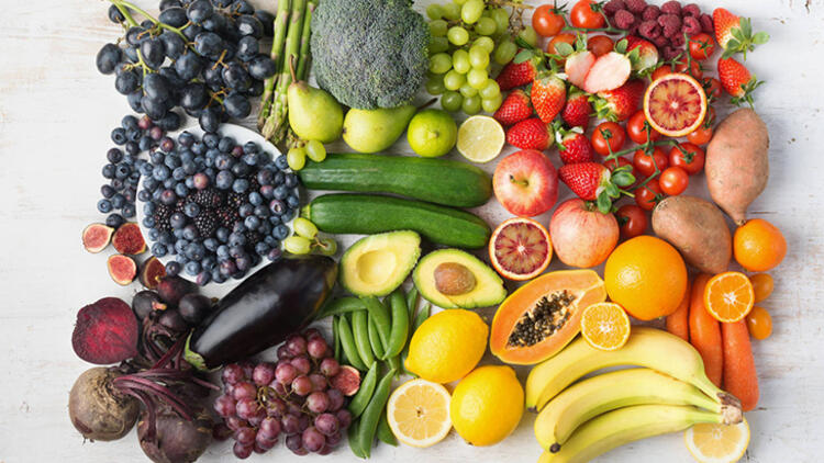 Meyve Her türlü mevsim meyvesini iyice yıkadıktan sonra kabukları ile birlikte yememizde hiç bir sakınca yoktur.Meyveler vitamin ve mineral deposu olarak anılsa da içerdikleri yüksek oranda lif ile sindirim işlevini de rahatlatırlar. Bu nedenle kahvaltı masamızda az da olsa meyveye yer açmamız sağlıklı beslenmemiz açısından önemlidir.Tavsiyem, bir avuç dolusu meyveden daha fazla yememeniz.