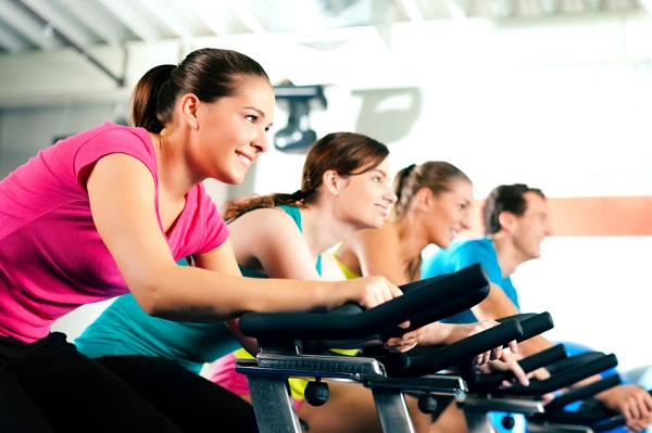 5-Sporu eğlenceli hale getirin: Egzersiz sırasında müzik dinlemek olumlu duygularınızı güçlendirecektir. Ne tür müzikler dinleyeceğiniz yaptığınız aktiviteye göre değişebilir; mesafe koşusu gibi bir dayanıklılık aktivitesi yapıyorsanız yavaş tempolu bir şarkı ideal olacaktır. Müzik, beden ısısını ve ruh halini dengelemeye de yarar. Her gün aynı egzersizleri yapmak sizi sıkabilir. Hoşuna gidebilecek başka aktiviteleri de deneyimleyin. Her gün mekik ya da barfiks çekmek yerine arada sırada istediğiniz tarzda dansı da tercih edebilirsiniz. Dans da çok iyi bir egzersizdir.
