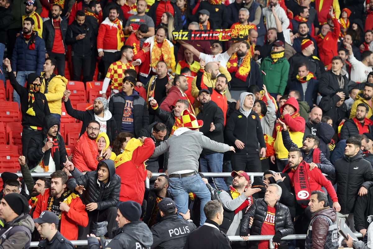 Statta yapılan anonsa göre, karşılaşmanın 22`nci dakikasından itibaren yaşanan olaylar nedeniyle maçın tatil edildiği, karşılaşmanın Türkiye Futbol Federasyonu (TFF) tarafından belirlenecek ileri bir tarihte 20`nci dakikadan itibaren oynanacağı belirtildi. Tatil edilme kararının çıkmasının ardından stadın tahliyesine başlanırken, önce Göztepespor taraftarlarının, ardından de Altay taraftarlarının stattan ayrılacağı duyuruldu.