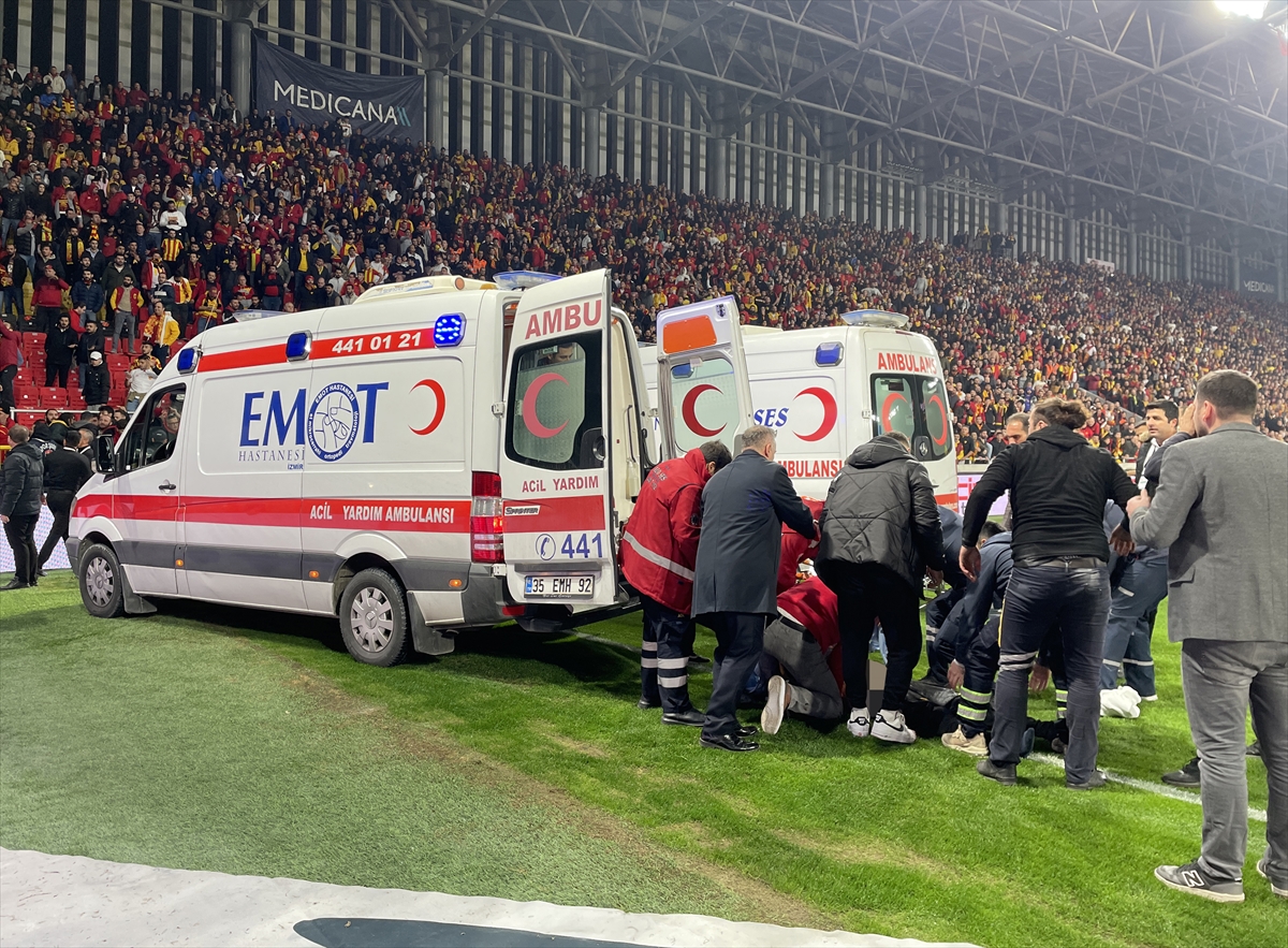 Sahaya inen Göztepe taraftarı korner bayrağı direğini alarak Altay kalecisi Ozan`a saldırdı. Ozan`a darbeler indiren taraftar, polisin müdahalesiyle etkisiz hale getirilerek gözaltına alındı. Aldığı darbeler sonrasında Ozan baygınlık geçirdi. Güvenlik güçleri sahaya girerek olaylara müdahale etti.