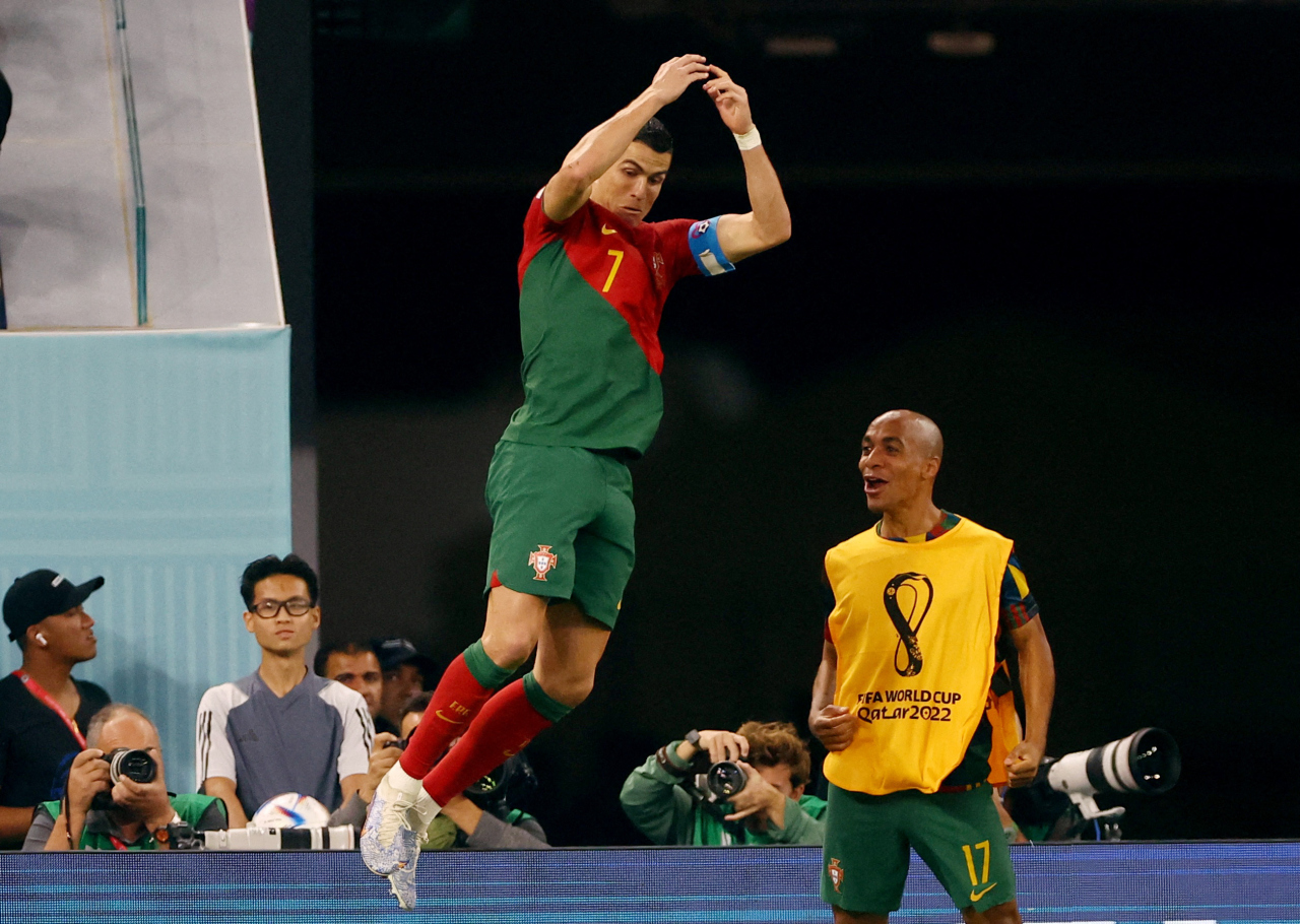 5 Dünya Kupası`nda gol atan tek oyuncu Portekiz, H Grubu maçında Gana`yı 3-2 ile geçerken Cristiano Ronaldo takımının bir golüne imzasını attı. Ronaldo böylece, 2006, 2010, 2014 ve 2018 Dünya Kupalarının ardından 2022`de de gol atmayı başararak adını tarihe yazdırdı.