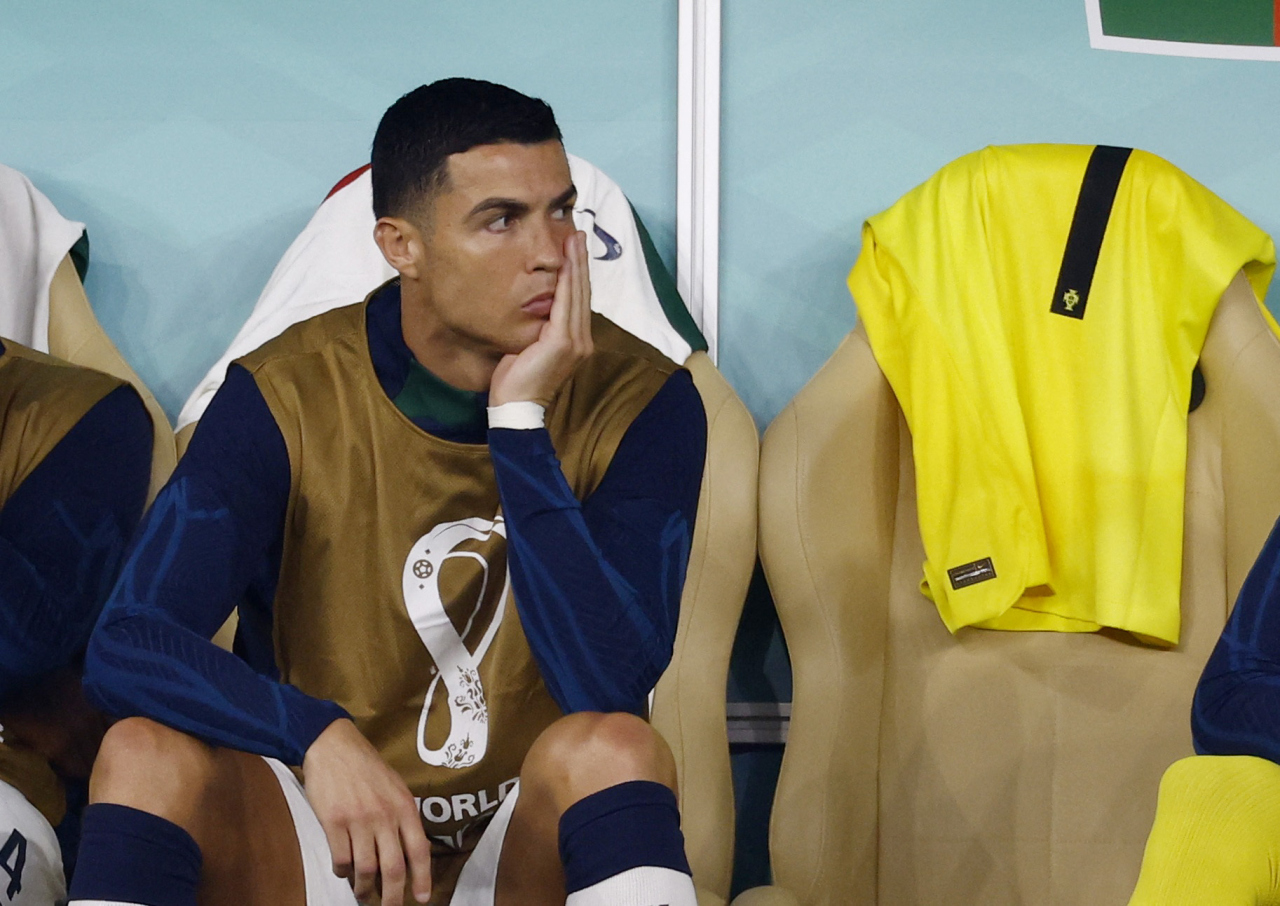 ``Yedek`` krizi Portekiz`in İsviçre ile oynadığı son 16 turu maçında yedek kalan Ronaldo, 73. dakikada oyuna girmişti. Çeyrek final maçında Fas`a karşı da yedek soyunan yıldız isim 51`de maça dahil oldu. Ronaldo`nun yedek kaldığı için teknik direktör Fernando Santos ile sorun yaşadığı ve bu nedenle milli takım kampından ayrılmayı düşündüğü iddiası dünya basınına yansımıştı.