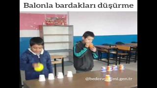 Balonla bardakları düşürme oyunu