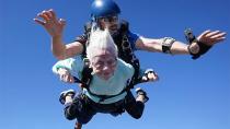 104 yaşında paraşütle atladı